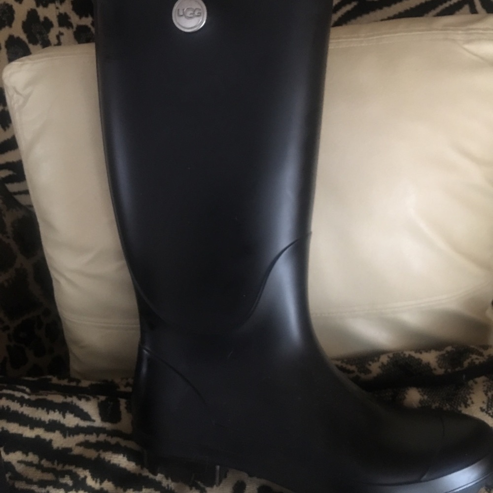 UGG SHAYE RAIN BOOT Waterproof sheepskin lining size 8 black